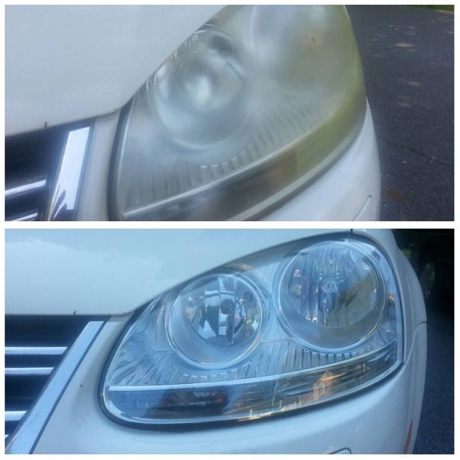 Faro amarillento arriba y faro transparente abajo en un sedán blanco