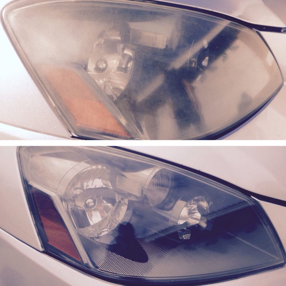 Faro empañado arriba y faro restaurado abajo en un auto plateado