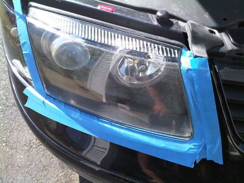 Faro enmascarado con cinta azul listo para lijar y pulir: restauración de faros con vapor