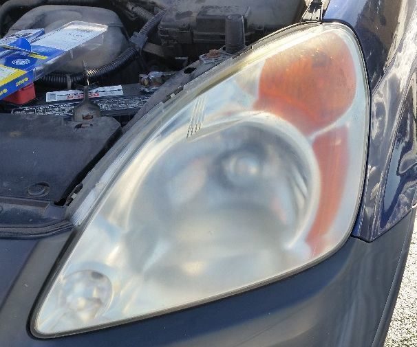 Faro opaco y amarillento de un auto antes de la restauración: restaurar faros amarillentos