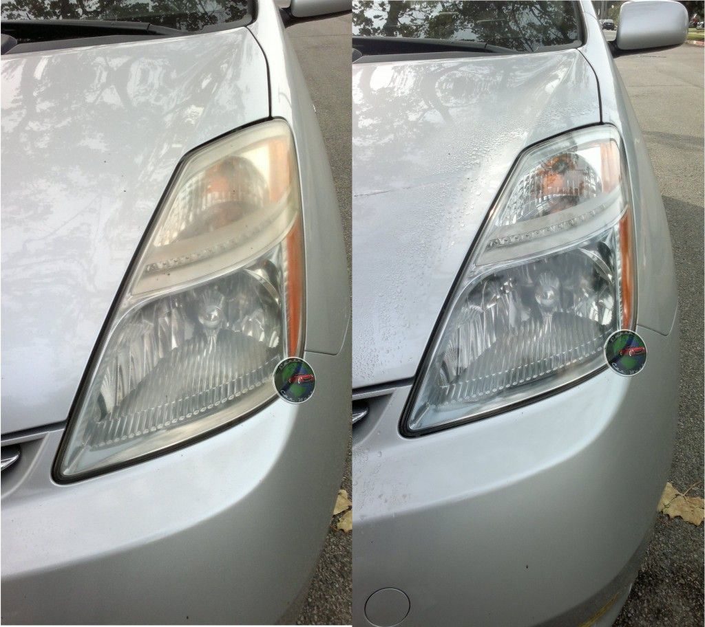 Faro opaco a la izquierda y faro restaurado a la derecha en un auto plateado
