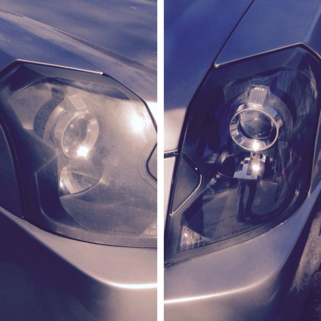 Faro nublado a la izquierda y restaurado a la derecha en un auto oscuro: restaurar faros opacos