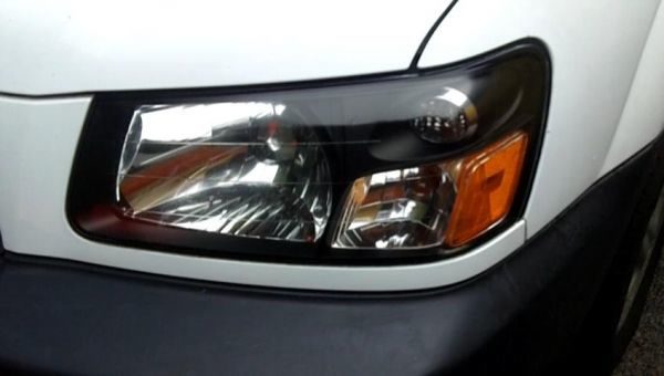 Primer plano de un faro restaurado, claro y brillante: abrillantado de faros